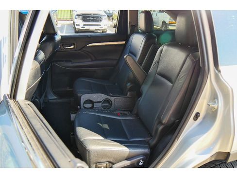 Used 2018 Toyota Highlander XLE AWD/4WD image 18