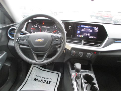 Used 2024 Chevrolet Trax LS w/ LS Convenience Package image 12
