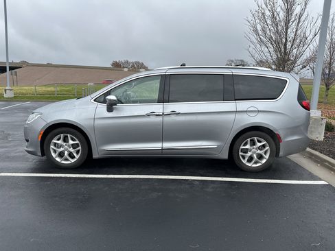 Used 2019 Chrysler Pacifica Limited image 7