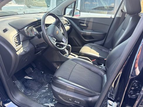Used 2022 Chevrolet Trax LT w/ LT Convenience Package AWD/4WD image 3