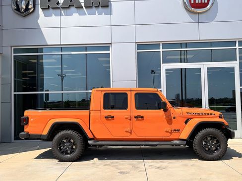 New 2025 Jeep Gladiator Sport image 3