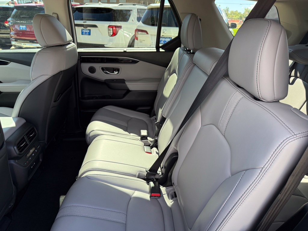 Used 2025 Honda Pilot Touring image 12