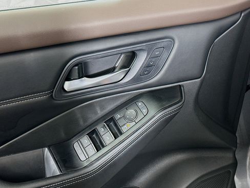 Used 2023 Nissan Rogue SL w/ SL Premium Package image 15