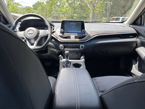 Used 2025 Nissan Altima 2.5 SV FWD image 41