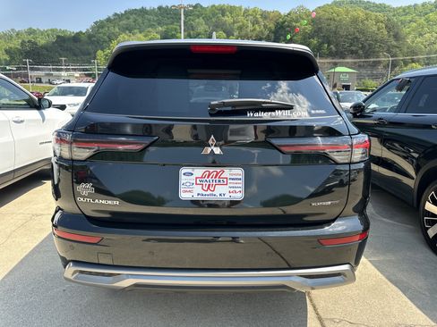Used 2025 Mitsubishi Outlander AWD image 3