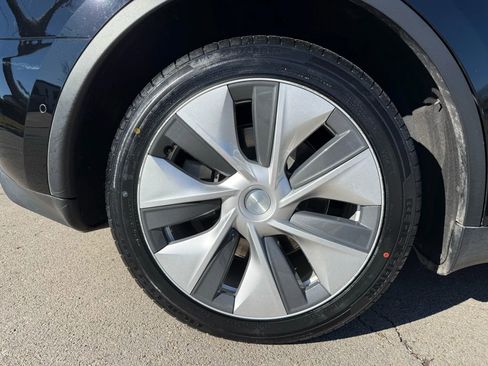 Used 2022 Tesla Model Y Long Range image 12