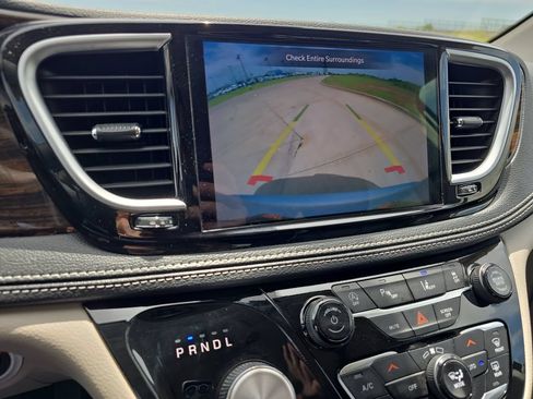 Used 2024 Chrysler Pacifica Limited FWD image 24