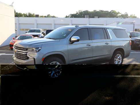 Used 2023 Chevrolet Suburban Premier RWD image 5