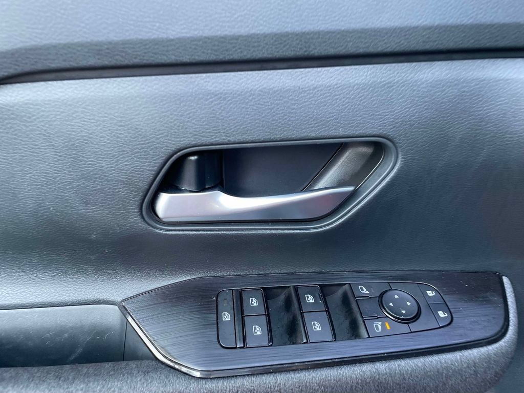 Used 2025 Nissan Kicks SV FWD image 19