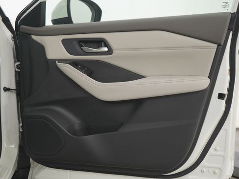 Used 2023 Nissan Rogue SV w/ SV Premium B Package image 11