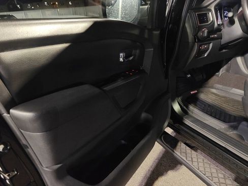 Used 2019 Nissan Titan SV w/ SV Convenience Package image 7