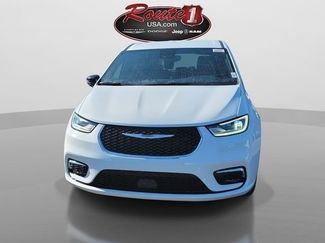 New 2026 Chrysler Pacifica Select video 2