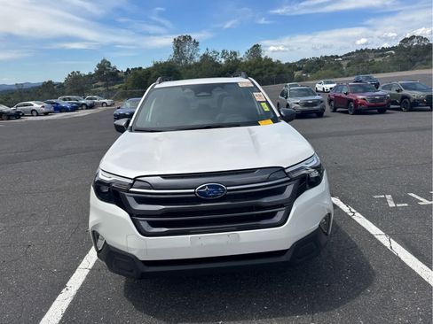 Used 2025 Subaru Forester Premium AWD/4WD image 2