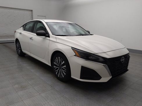 Used 2025 Nissan Altima 2.5 SV FWD image 13