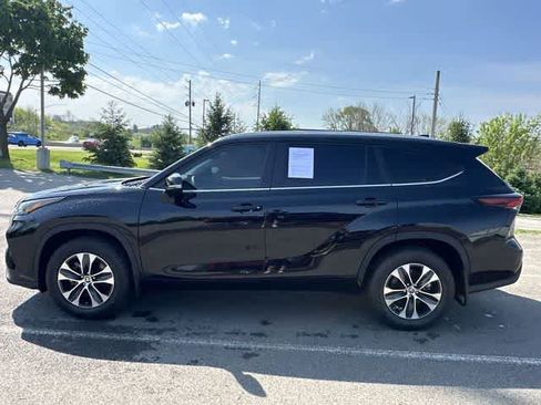 Used 2024 Toyota Highlander XLE AWD/4WD image 2