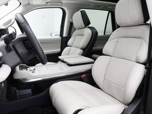 Used 2025 Lincoln Navigator L Reserve image 11
