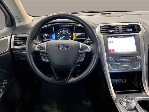 Used 2017 Ford Fusion SE w/ Fusion SE Technology Package image 2