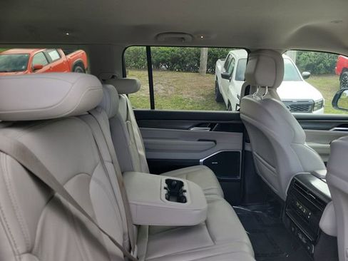 Used 2024 Jeep Wagoneer L Series II image 30