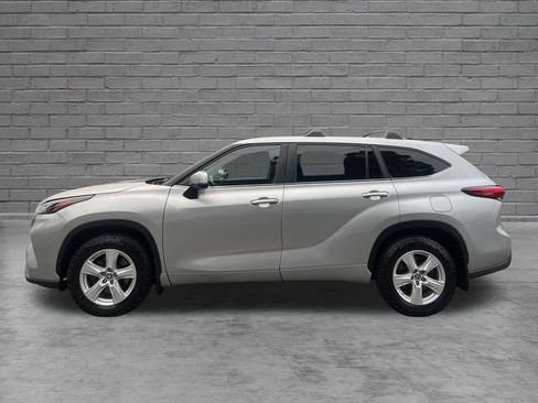 Used 2023 Toyota Highlander LE FWD image 4