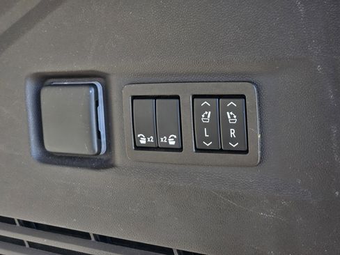 Used 2021 GMC Yukon SLT w/ SLT Premium Package image 10