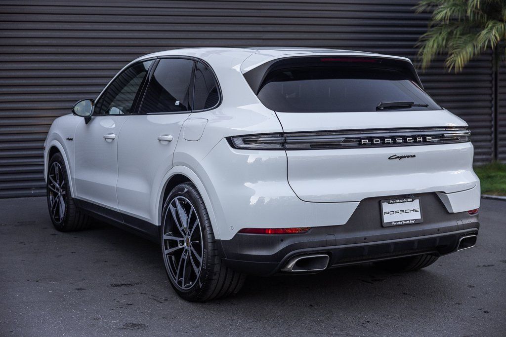 Certified 2025 Porsche Cayenne E-Hybrid AWD/4WD image 3
