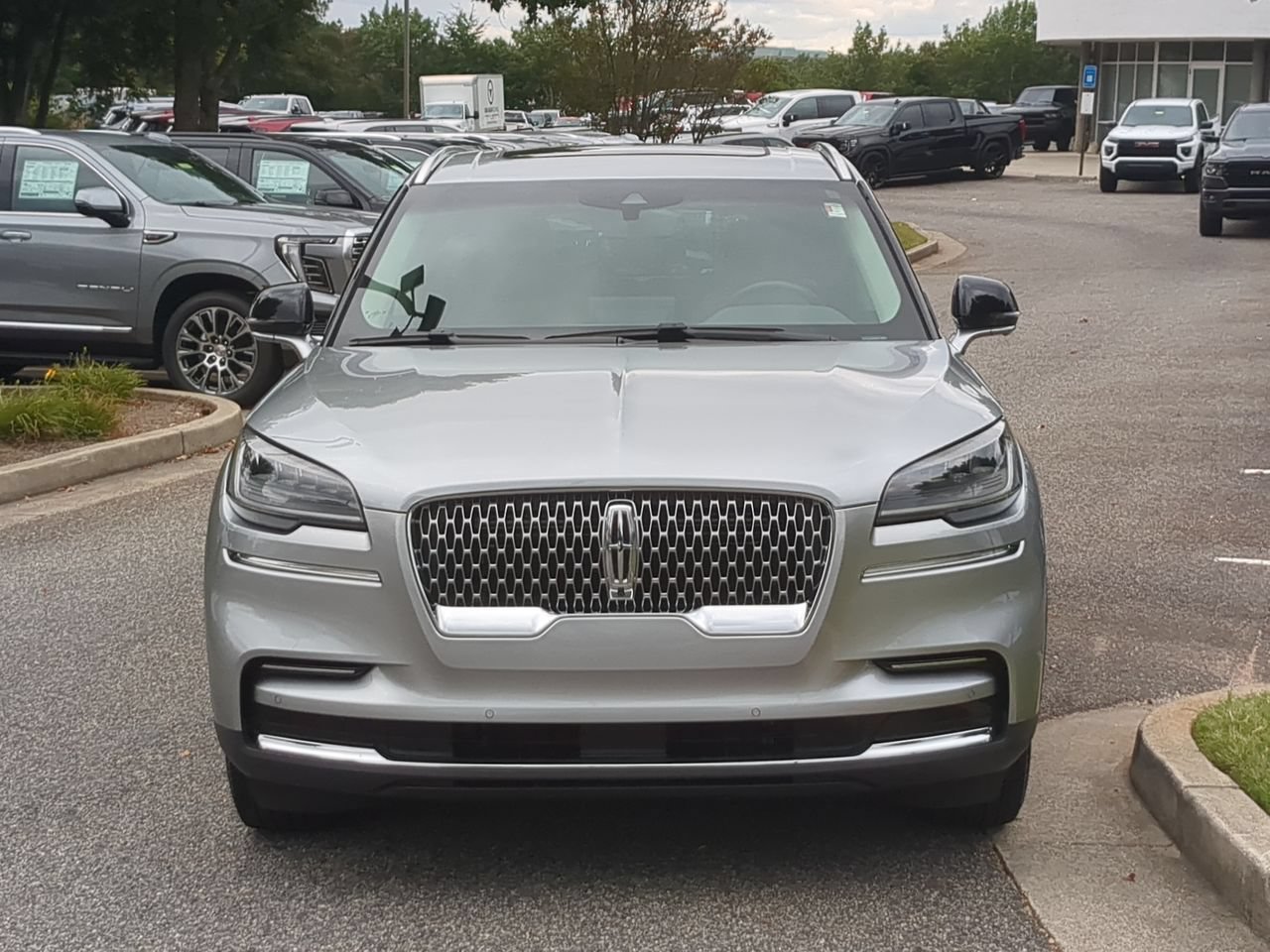 Used 2024 Lincoln Aviator Reserve w/ Equipment Group 201A RWD image 3