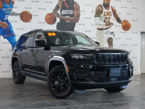 Used 2025 Jeep Grand Cherokee Altitude AWD/4WD image 2