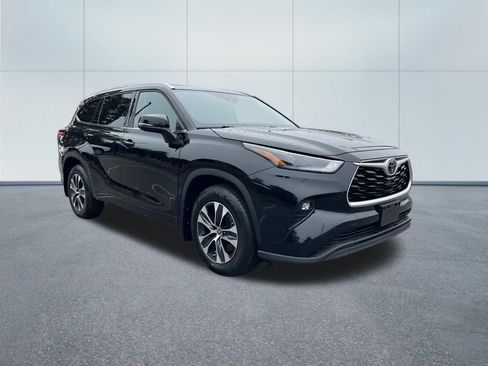 Used 2022 Toyota Highlander XLE image 4