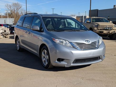 Used 2015 Toyota Sienna LE image 3
