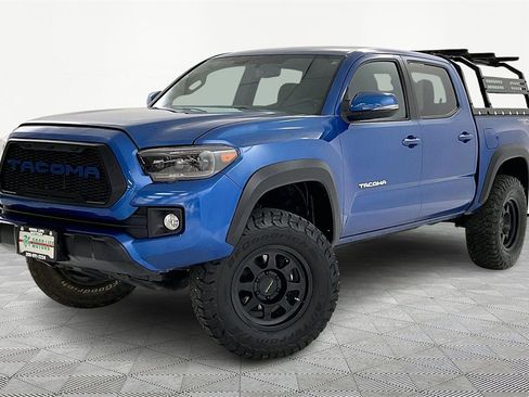Used 2017 Toyota Tacoma TRD Off-Road image 3