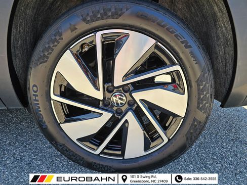 Used 2024 Volkswagen Atlas SE w/ Panoramic Sunroof Package FWD image 30