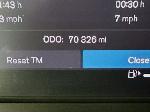 Used 2023 Volvo XC40 B5 Plus image 16