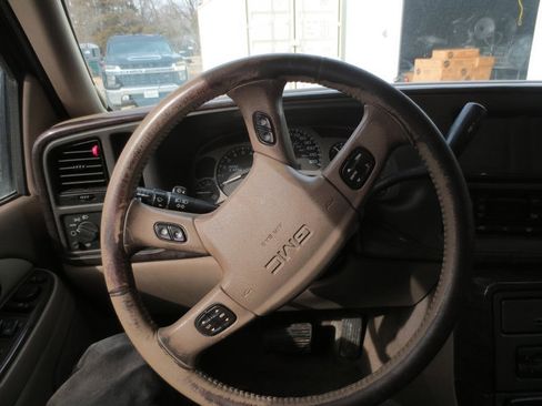Used 2004 GMC Yukon Denali image 13