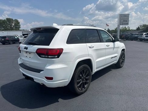 Used 2018 Jeep Grand Cherokee Laredo AWD/4WD image 3