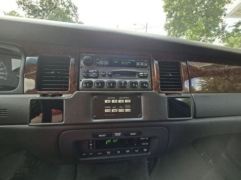 Used 2002 Lincoln Town Car Executive RWD image 23