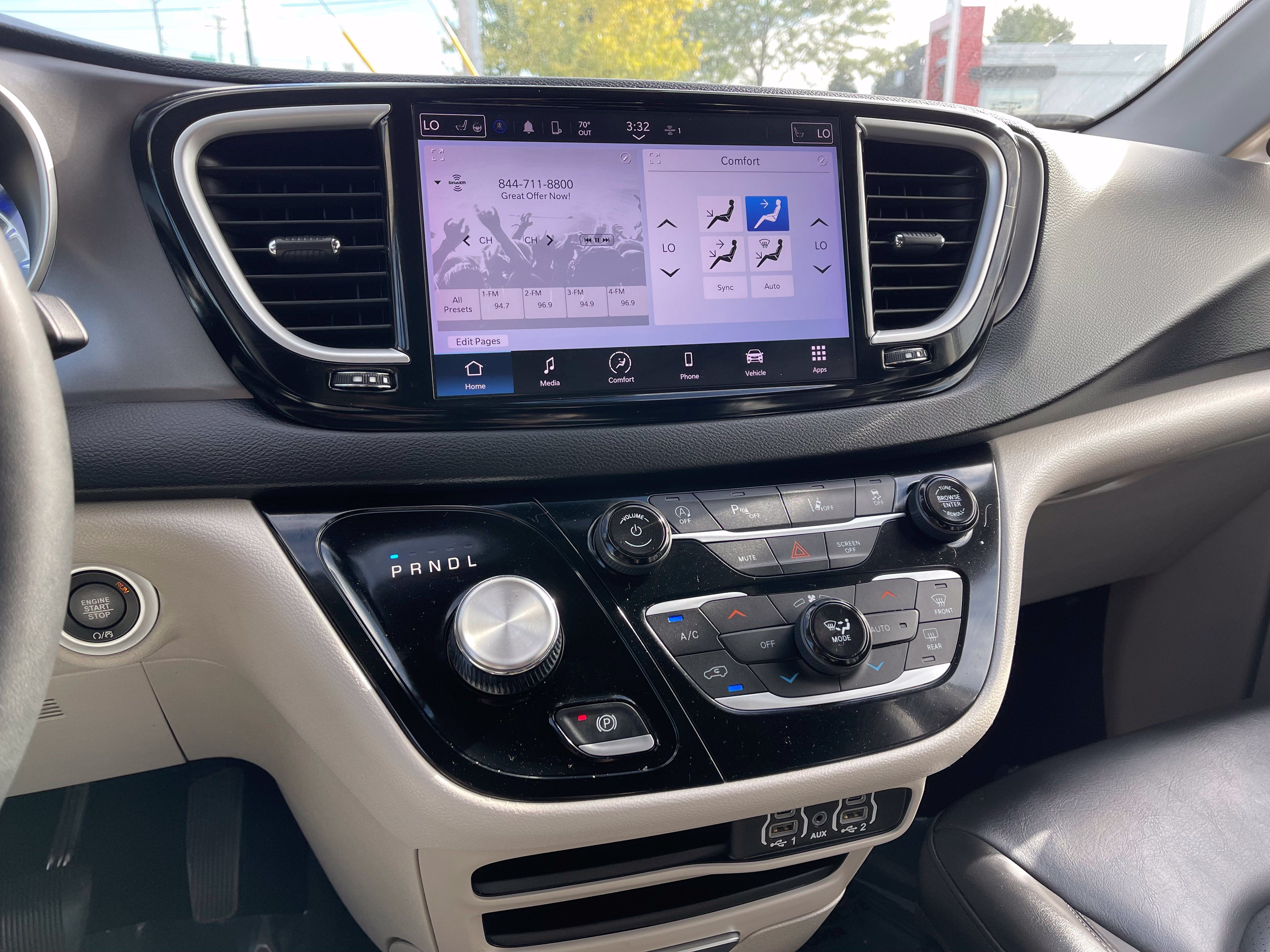 Used 2023 Chrysler Pacifica Touring-L FWD image 11