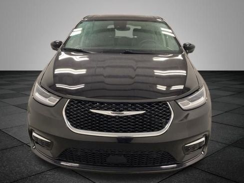 Used 2024 Chrysler Pacifica Limited image 2