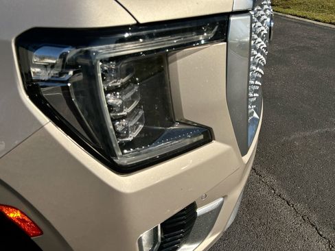 Used 2022 GMC Yukon XL Denali image 11