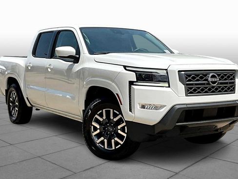 Used 2024 Nissan Frontier SL image 2