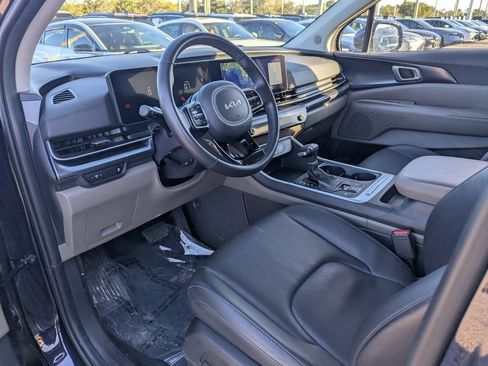 Used 2025 Kia Carnival image 25
