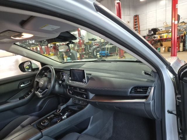 Used 2024 Nissan Rogue SV AWD/4WD image 10