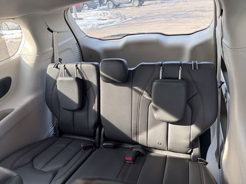 Used 2017 Chrysler Pacifica Touring-L Plus image 15