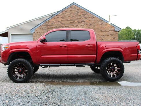 Used 2019 Toyota Tacoma SR image 3