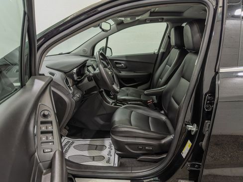 Used 2020 Chevrolet Trax Premier FWD image 12