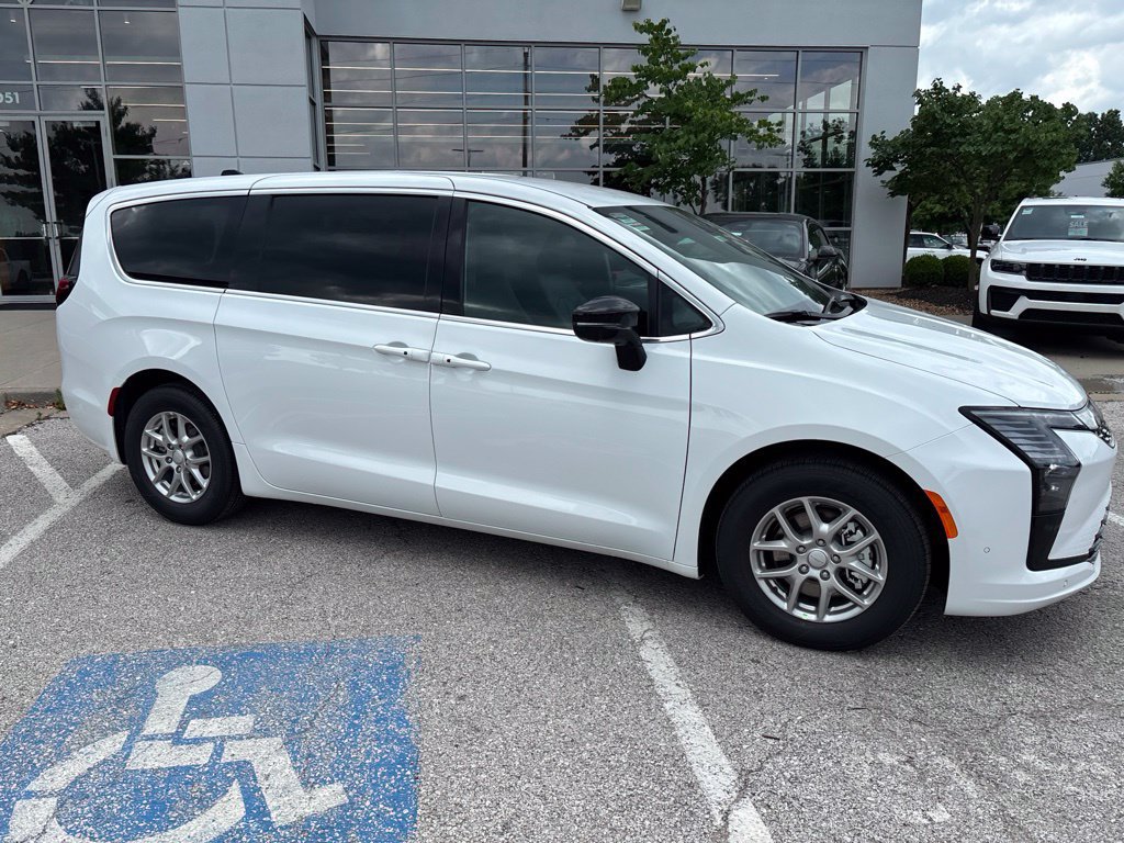 New 2027 Chrysler Pacifica Select FWD image 33
