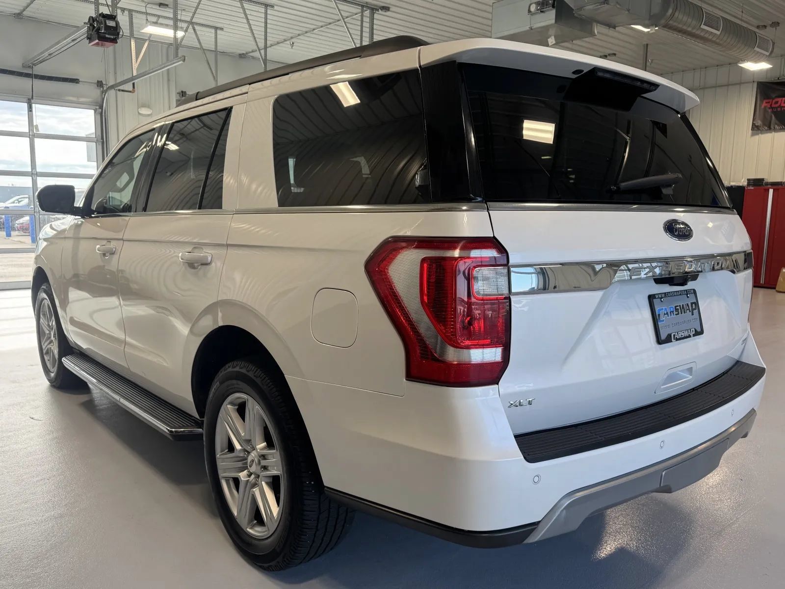 Used 2019 Ford Expedition XLT w/ Equipment Group 202A AWD/4WD image 6