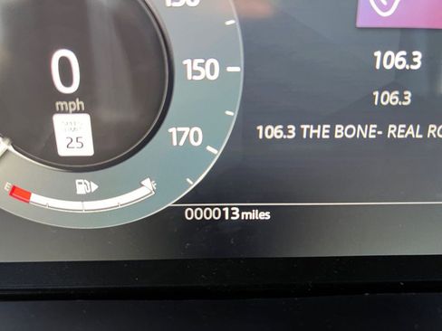 New 2025 Land Rover Range Rover Velar Dynamic SE image 18