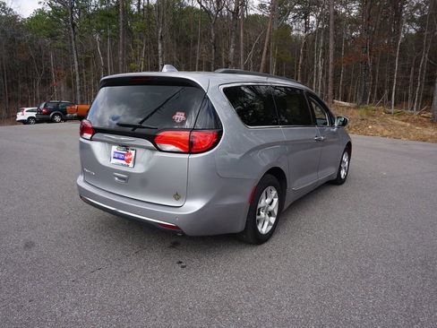 Used 2017 Chrysler Pacifica Touring-L w/ Tire & Wheel Group image 23