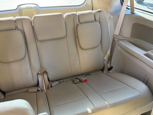 Used 2015 Chrysler Town & Country Touring image 12