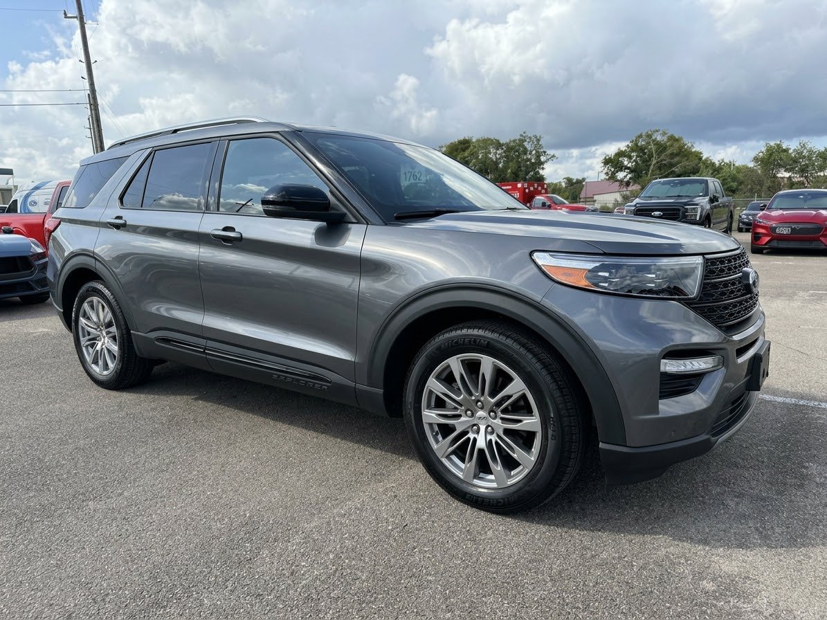 Used 2025 Ford Explorer Platinum RWD image 1